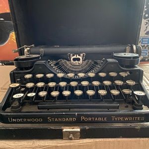 Underwood standard portable typewriter (vintage)